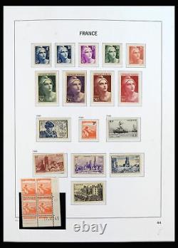 Lot 40102 MNH stamp collection France 1944-1973 in Davo album