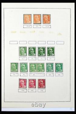 Lot 40102 MNH stamp collection France 1944-1973 in Davo album