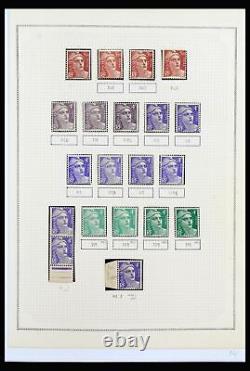 Lot 40102 MNH stamp collection France 1944-1973 in Davo album