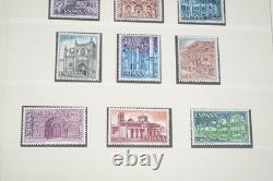 SPAIN 1970s COMPLETE COLLECTION OF 580 MINT STAMPS STORED IN LINDNER ALBUM