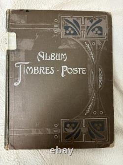 1 552 timbres usagés dans un album de timbres postes anciens de plus de 62 pays avec charnières