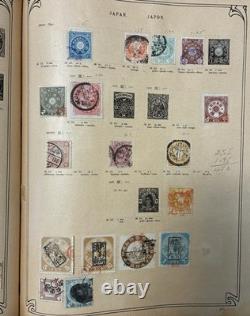 1 552 timbres usagés dans un album de timbres postes anciens de plus de 62 pays avec charnières