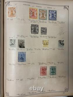 1 552 timbres usagés dans un album de timbres postes anciens de plus de 62 pays avec charnières