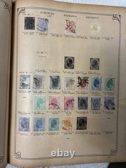 1 552 timbres usagés dans un album de timbres postes anciens de plus de 62 pays avec charnières