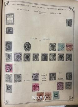 1 552 timbres usagés dans un album de timbres postes anciens de plus de 62 pays avec charnières