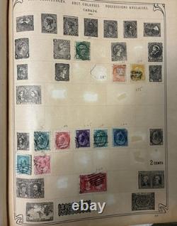 1 552 timbres usagés dans un album de timbres postes anciens de plus de 62 pays avec charnières