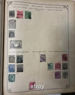 1 552 timbres usagés dans un album de timbres postes anciens de plus de 62 pays avec charnières