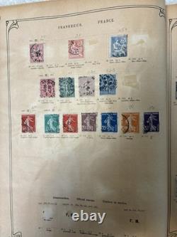 1 552 timbres usagés dans un album de timbres postes anciens de plus de 62 pays avec charnières