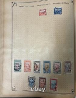 1 552 timbres usagés dans un album de timbres postes anciens de plus de 62 pays avec charnières