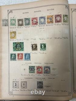 1 552 timbres usagés dans un album de timbres postes anciens de plus de 62 pays avec charnières