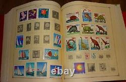 2 gros albums de timbres principalement VIDES mais contiennent peut-être environ 2500 timbres