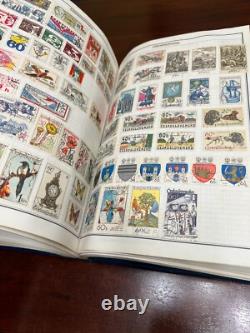 ALBUM DE TIMBRES MONDIAUX VINTAGE 1966 AMBASSADEUR CHARGÉ DE MILLIERS DE TIMBRES, HARRIS