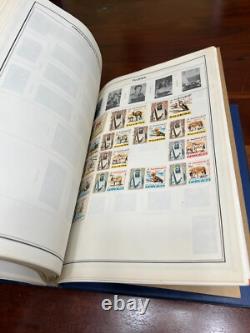 ALBUM DE TIMBRES MONDIAUX VINTAGE 1966 AMBASSADEUR CHARGÉ DE MILLIERS DE TIMBRES, HARRIS