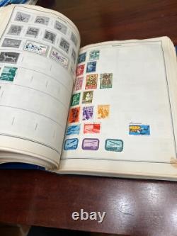 ALBUM DE TIMBRES MONDIAUX VINTAGE 1966 AMBASSADEUR CHARGÉ DE MILLIERS DE TIMBRES, HARRIS