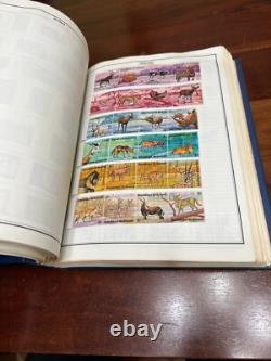 ALBUM DE TIMBRES MONDIAUX VINTAGE 1966 AMBASSADEUR CHARGÉ DE MILLIERS DE TIMBRES, HARRIS