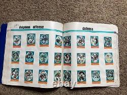 Album de timbres Sunoco NFL Action 128- Page (Deluxe) de 1972 Presque complet COLLECTIBLE