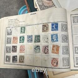 Album de timbres impériaux de 1899 partiellement rempli de timbres du monde entier.