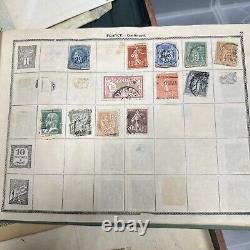 Album de timbres impériaux de 1899 partiellement rempli de timbres du monde entier.