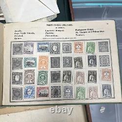 Album de timbres impériaux de 1899 partiellement rempli de timbres du monde entier.