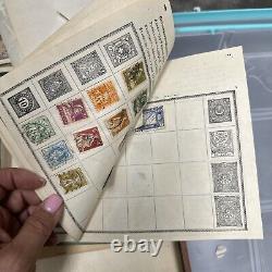 Album de timbres impériaux de 1899 partiellement rempli de timbres du monde entier.