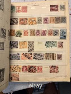 Albums de timbres vintage avec des timbres