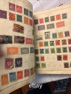 Albums de timbres vintage avec des timbres