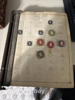 Albums de timbres vintage avec des timbres