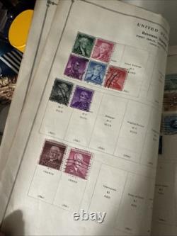 Albums de timbres vintage avec des timbres