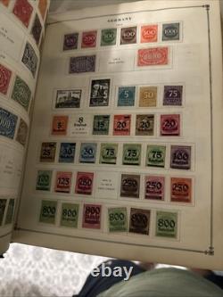 Albums de timbres vintage avec des timbres