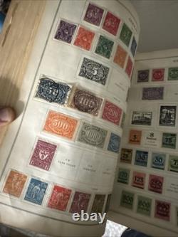 Albums de timbres vintage avec des timbres