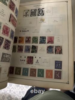 Albums de timbres vintage avec des timbres