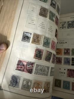 Albums de timbres vintage avec des timbres