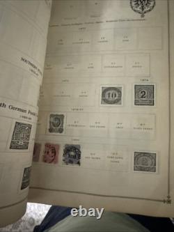 Albums de timbres vintage avec des timbres
