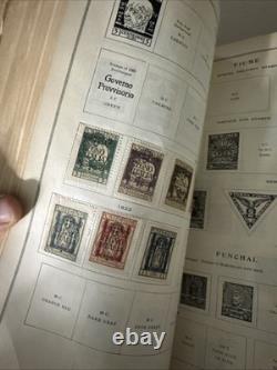 Albums de timbres vintage avec des timbres