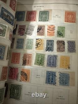 Albums de timbres vintage avec des timbres