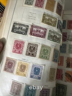 Albums de timbres vintage avec des timbres