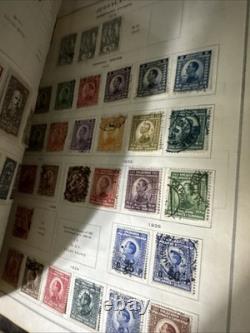 Albums de timbres vintage avec des timbres