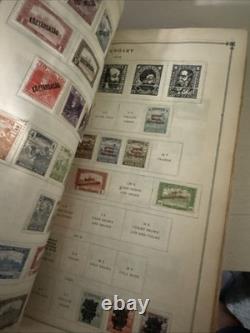 Albums de timbres vintage avec des timbres