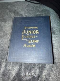Ancien album de timbres-poste International Junior de 1939 rempli de timbres de collection