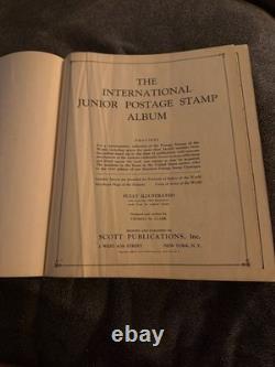Ancien album de timbres-poste International Junior de 1939 rempli de timbres de collection