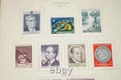 Autriche années 1900 / 1970s collection de 650 timbres neufs conservés dans un album Scott