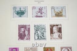 Autriche années 1900 / 1970s collection de 650 timbres neufs conservés dans un album Scott