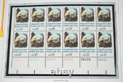 COLLECTION AMÉRICAINE DES ANNÉES 1980 DE PLUS DE 180 BLOCS DE PLAQUE NEUFS VALANT $260 RANGÉS DANS UN ALBUM