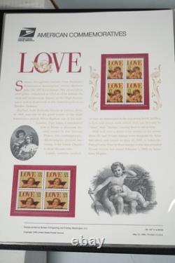 COLLECTION DE TIMBRES AMÉRICAINS DES ANNÉES 1990, 72 PANNEAUX DE TIMBRES #440-509 ENREGISTRÉS DANS UN ALBUM WHITE ACE