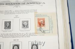 COLLECTION DE TIMBRES ET ENVELOPPES DES ÉTATS-UNIS 1870-1970, PLUS DE 1 300 TIMBRES ET PLUS DE 35 ENVELOPPES STOCKÉS DANS UN ALBUM HARRIS