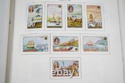 COLLECTION DE TIMBRES NEUFS DES ÎLES COOK 1920-1980, PLUS DE 500 TIMBRES CONSERVÉS DANS UN ALBUM HARRIS