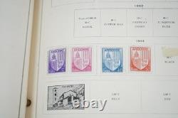 COLLECTION DES ÉTATS-UNIS ET DU MONDE DES ANNÉES 1940 DE PLUS DE 1 200 TIMBRES NEUFS ET USAGÉS DANS UN ALBUM SCOTT