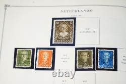 COLLECTION MONDIALE DE TIMBRES 1860-1960 DE 650 TIMBRES NEUFS ET USAGÉS DANS UN ALBUM SCOTT