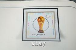 COLLECTION MONDIALE DE TIMBRES A/V DES ANNÉES 1970 DE PLUS DE 600 TIMBRES PRINCIPALEMENT NEUFS RANGÉS DANS UN ALBUM SCOTT