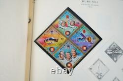 COLLECTION MONDIALE DE TIMBRES A/V DES ANNÉES 1970 DE PLUS DE 600 TIMBRES PRINCIPALEMENT NEUFS RANGÉS DANS UN ALBUM SCOTT